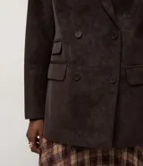 Blazer cruzado de gamuza sintética color marrón oscuro, con solapas de muesca, bolsillos con solapa y cierre de doble botonadura.