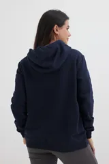 Buzo canguro azul marino con capucha y bolsillo frontal tipo canguro. Presenta un estampado en el pecho con el texto "BETTER TOGETHER" en color rojo desgastado.