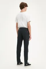 Pantalón chino negro de gabardina con corte tapered, tiro medio y cierre con cremallera.