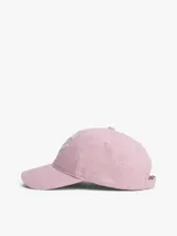 Gorra de béisbol de sarga de algodón color rosado, con visera curva y logo bordado en hilo blanco en la parte frontal.