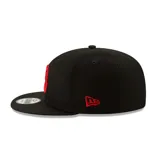 Gorro New Era negro con logo bordado de los Toronto Raptors en rojo.