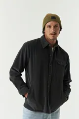 Sobrecamisa de pana color beige, con cuello clásico, cierre frontal de botones y bolsillos tipo cartera en el pecho.