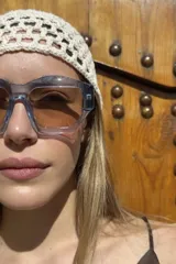 Lentes de sol con montura cuadrada de acetato celeste y lentes color caramelo.