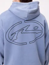 Canguro con capucha de calce holgado, color azul con efecto lavado. Presenta bolsillo frontal tipo canguro, logo de la marca estampado en el pecho y etiqueta pequeña en el ruedo.