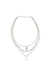 Collar de tres niveles en tono plateado, con cadenas finas decoradas con pequeñas estrellas y dijes de estrellas caladas.