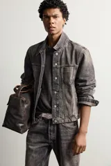 Campera de denim de algodón color gris oscuro con efecto lavado, corte regular fit, cuello solapa y bolsillos frontales con solapa.