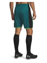 Short deportivo Under Armour de la línea Challenger, diseñado para fútbol. Es de color verde petróleo con detalles en verde neón en los bordes y paneles laterales de malla negra para mayor transpirabilidad. Cuenta con cintura elástica con cordón interno y logo de la marca en el frente.