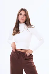 Remera de manga larga y cuello alto, confeccionada en algodón, con un corte ajustado al cuerpo y diseño liso.