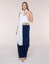 Pashmina de gasa blanca con sutil brillo metalizado, diseño rectangular de gran tamaño y terminación desflecada en los extremos.