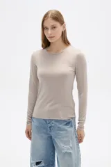 Remera azul marino de lyocell, de manga larga, corte ajustado y cuello redondo.