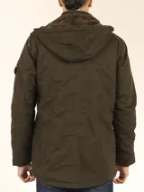 Campera de abrigo estilo parka, color verde militar, con capucha desmontable, cierre frontal con botones y múltiples bolsillos funcionales en pecho, cintura y manga.