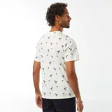 Camiseta blanca de manga corta con estampado de palmeras en azul marino.