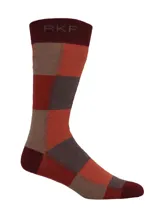 Medias de largo medio confeccionadas en fibra de bambú, con diseño de cuadros en tonos rojos y marrones. Presentan el logo de la marca RKF tejido en la parte superior.