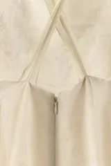 Vestido midi de viscosa con tejido jacquard, escote recto y tirantes finos cruzados en la espalda. Presenta un diseño fluido con abertura lateral en el bajo y cierre de cremallera en la espalda.