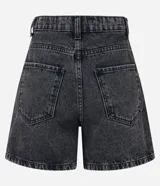 Short de jean negro con tiro alto, corte mom, bolsillos delanteros y traseros.