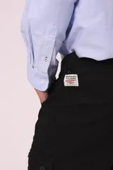 Pantalón cargo negro de corte recto, con bolsillos laterales con solapa y bolsillos traseros.