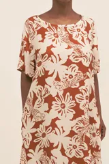 Vestido largo de manga corta en seda viscosa con estampado de flores y tigres.