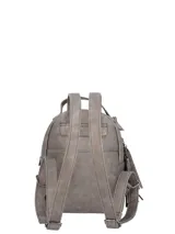 Mochila pequeña de ecocuero con acabado metalizado gris. Cuenta con un compartimento principal con cierre, bolsillo frontal con cierre, asa superior y correas ajustables. Incluye un detalle de borla decorativa en el lateral y placa metálica con el logo de la marca en la parte inferior.