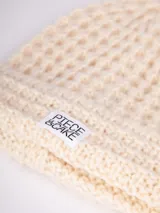 Gorro de lana color crema, tejido con punto waffle.
