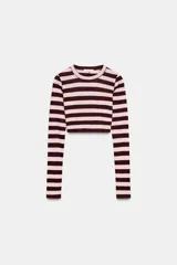 Top corto de manga larga con cuello redondo y bajo recto, confeccionado en hilatura de algodón con rayas horizontales marrones y rosadas.