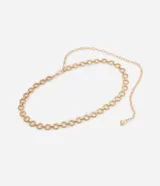 Cinturón estrecho de metal dorado con diseño de argollas texturizadas conectadas, cierre de mosquetón y cadena ajustable con abalorio de bola en el extremo.
