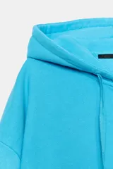 Sudadera con capucha ajustable con cordones, cierre frontal de cremallera, mangas largas, bolsillos tipo canguro y efecto lavado en color celeste.