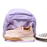 Mochila deportiva color lila, confeccionada en material textil con acabado ligeramente arrugado. Presenta un diseño funcional con compartimento principal amplio, bolsillo frontal con cierre, compartimento inferior independiente para calzado y bolsillos laterales. Incluye tirantes ergonómicos ajustables, asa superior y espaldera acolchada con diseño anatómico para mayor ventilación.
