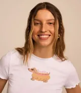 Remera de algodón, modelo baby look, color blanco, con mangas cortas, cuello redondo, estampa de perrito "special delivery" y bordes ondulados.