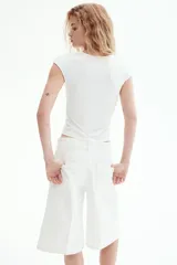 Top ajustado de punto elástico blanco, con escote cuadrado pronunciado y mangas japonesas cortas.