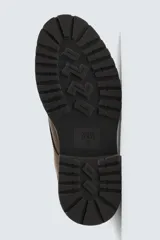 Bota tipo derby con cordones, confeccionada en material liso con horma redonda y suela track con volumen.