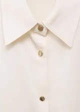 Camisa de corte clásico con acabado satinado, cuello camisero, cierre frontal con botones y manga larga con puños abotonados.