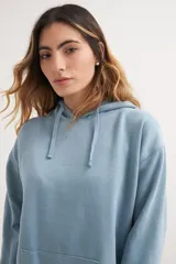 Hoodie de algodón color marrón, con capucha ajustable mediante cordones y bolsillo canguro frontal. Presenta un pequeño estampado blanco en el pecho con la palabra "ORIGIN".