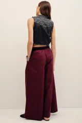 Pantalón de corte holgado confeccionado en algodón, tiro alto, con bolsillos laterales y pinzas frontales.