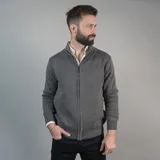 Campera tejida color marrón claro con cierre frontal, cuello alto y mangas largas con puños acanalados.