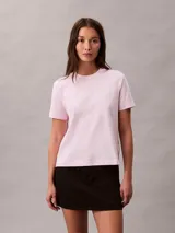 Remera de algodón color rosado, con cuello redondo, manga corta, corte regular y diseño gráfico con el logo de Calvin Klein en el pecho.