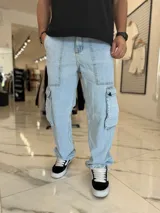 Pantalón cargo de jean color celeste, de corte oversize, con bolsillos laterales amplios en los muslos y bolsillos frontales superiores.