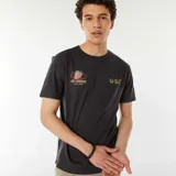 Remera negra de manga corta con estampado de fresa y texto en japonés.