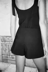 Shorts negros de tiro alto, corte recto y holgado, con cierre lateral oculto en la costura.