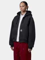 Campera Carhartt modelo Active Jacket, color negro con efecto desgastado. Presenta capucha con cordones ajustables, cierre frontal completo, bolsillos tipo canguro y puños y ruedo de tejido acanalado. Incluye etiqueta de la marca en el frente.