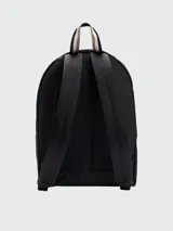 Mochila de color negro con correas ajustables y asa superior. Presenta un bolsillo frontal con cierre y el logo de BOSS en blanco en la parte inferior derecha del bolsillo. El asa superior tiene un detalle de cinta con rayas beige y negras.