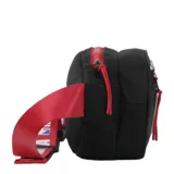 Riñonera negra con detalles en rojo y correa ajustable con el logo de la NBA.