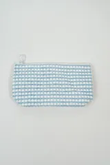 Neceser rectangular de tela con textura de toalla, con diseño a lunares blancos sobre fondo celeste.