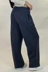 Pantalon deportivo de corte recto y tiro medio, confeccionado en tejido de algodón con cintura elástica y cordón ajustable. Presenta un diseño holgado y cómodo.