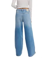 Jeans de mezclilla azul claro con corte palazzo extremadamente ancho y tiro alto. Presentan un efecto degradado o teñido que oscurece el color hacia los bajos de las piernas.