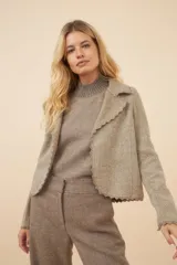 Chaqueta de lana fina sin teñir, color marrón claro, de corte recto con cuello solapa y mangas 3/4.