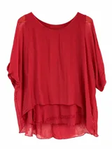Blusa roja holgada con diseño de capas asimétricas en el bajo y mangas amplias.