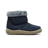 Bota casual de caña baja, confeccionada en material sintético acolchado color azul marino, con detalle de cuello de piel sintética gris y cierre mediante tira de velcro. Presenta una suela plana de goma en tono beige con textura antideslizante.