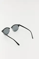 Lentes de sol con montura de carey y lentes grises.