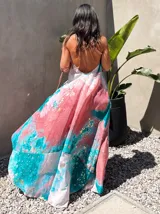 Vestido largo verde con diseño estampado tipo tie-dye y detalles dorados, de corte fluido, un solo hombro y diseño amplio.