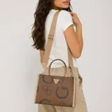 Cartera tipo tote Guess modelo Jackie, de color marrón con monograma de la marca, doble asa superior y correa de hombro ajustable.
